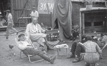 Sylwester Chęciński (na leżaku z prawej) był młodym reżyserem, a przyszło mu przy „Samych swoich” pr