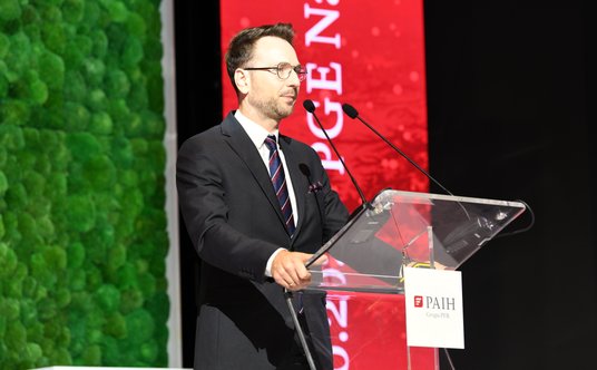 Waldemar Buda, minister rozwoju i technologii przemawiający na PAIH Forum Biznesu 2022.