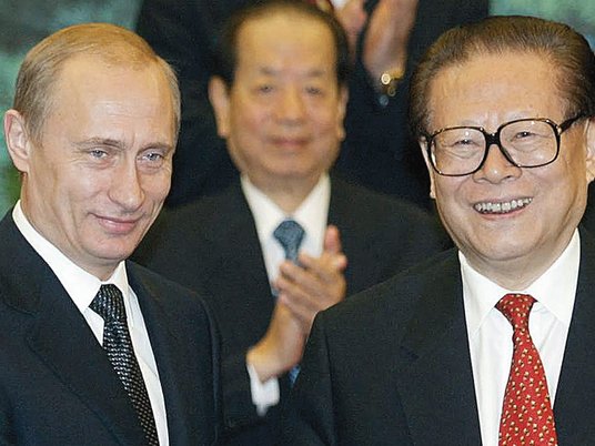 Wizyta Władimira Putina w Chinach. Prezydenta Rosji wita przewodniczący ChRL Jiang Zemin. Pekin, 2 g