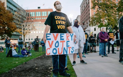 W Lansing w stanie Michigan jedni protestujący domagali się liczenia każdego głosu, drudzy – zatrzym