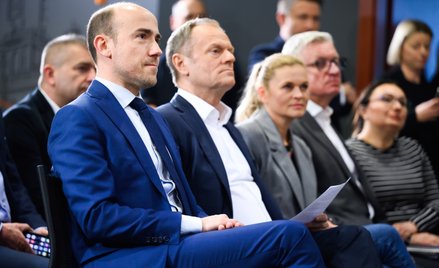 Przewodniczący Platformy Obywatelskiej Donald Tusk (2L) i szef klubu KO Borys Budka