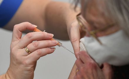 Rząd zmienia strategię szczepień. Najpierw 80+