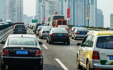Chińczycy nie chcą komunikacji miejskiej. Wolą własny samochód
