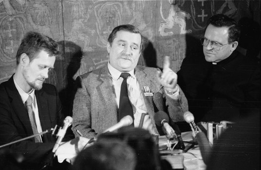 Gdańsk, 5 stycznia 1989 r.: Lech Wałęsa (w środku) podczas konferencji prasowej, po lewej: Piotr Now