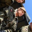 Swarzędz. Żołnierze Wojsk Obrony Terytorialnej podczas rozładunku transportu pomocy dla uchodźców z 