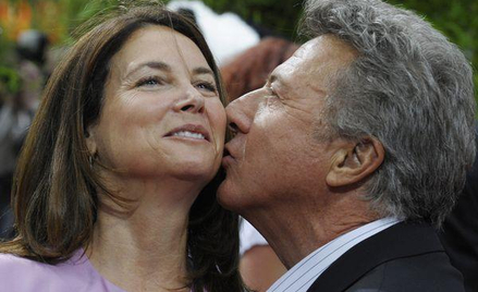 Dustin Hoffman całuje żonę Lisę