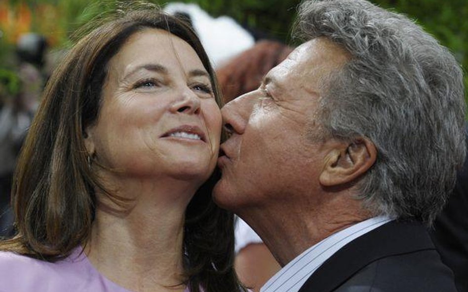 Dustin Hoffman całuje żonę Lisę