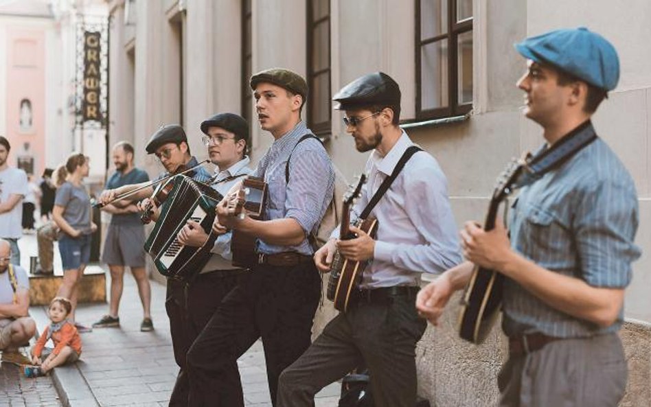 Kapela Sztajer. W środku, z gitarą – Krzysztof Godlewski