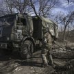 Ukraiński żołnierz obok zdobytej, rosyjskiej ciężarówki