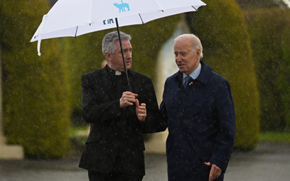 Joe Biden i ksiądz Richard Gibbons, proboszcz parafii Knock