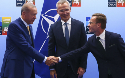 Prezydent Turcji Tayyip Erdogan i premier Szwecji Ulf Kristersson oraz sekretarz generalny NATO Jens
