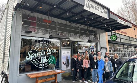 Sports Bra to pierwszy w USA bar sportowy dla kobiet. Za barem pracują tylko kobiety, a na ekranach 