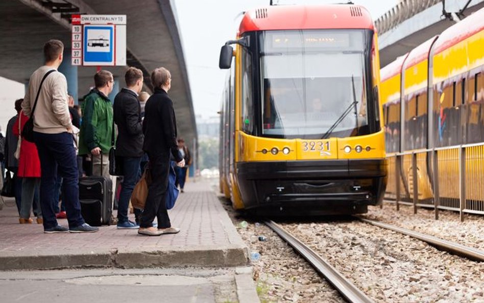 Warszawa: Znany historyk pobity w tramwaju za rozmawianie po niemiecku