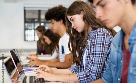 Czwartoklasista z laptopem