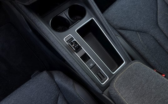 W środku znajdziemy dużo schowków na codzienne szpargały