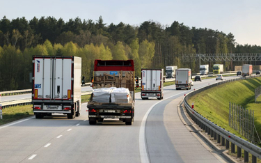 Manewr wyprzedzania jednej ciężarówki przez drugą trwa średnio ponad półtorej minuty