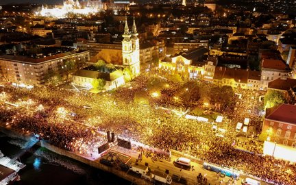 Na zdjęciu z drona widać ludzi gromadzących się na drugą stronę Dunaju, naprzeciwko budynku Parlamen