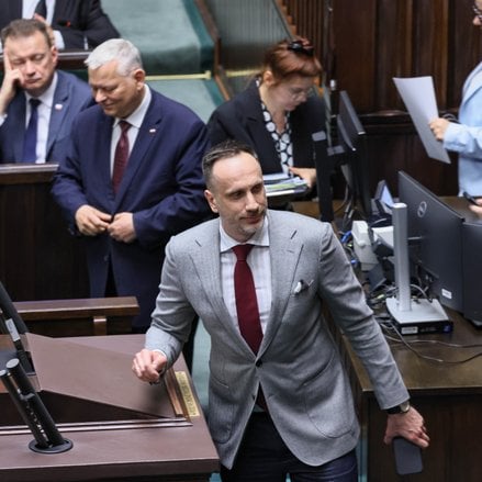 W nawale sejmowych głosowań posłowie, nie bacząc na skutki budżetowe i zapominając o wcześniejszych 