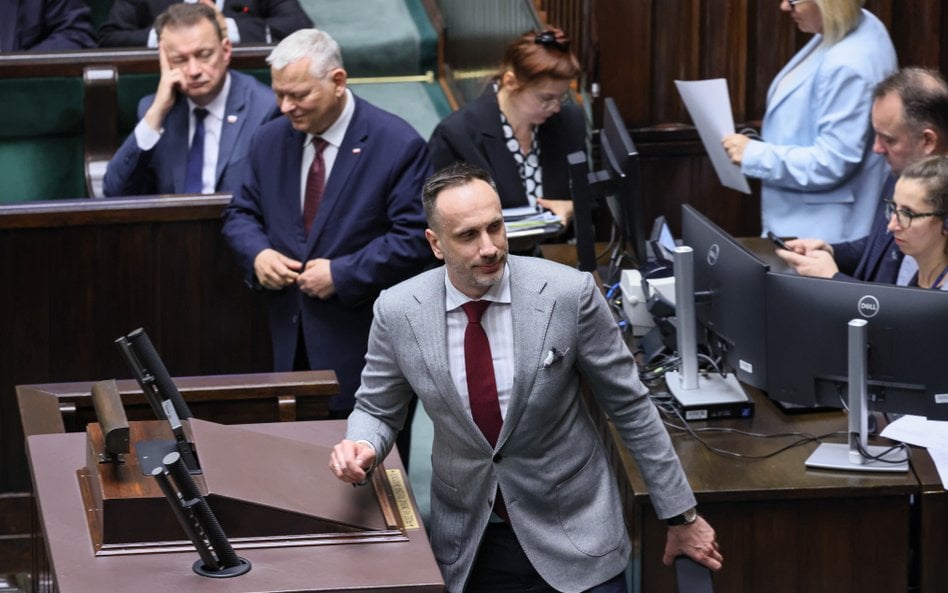 W nawale sejmowych głosowań posłowie, nie bacząc na skutki budżetowe i zapominając o wcześniejszych 