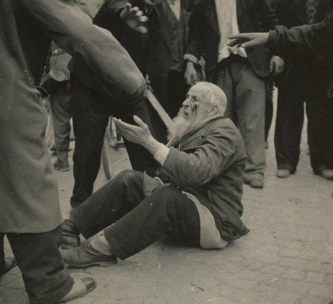 Uzbrojeni w pałki i noże napastnicy otaczali swe ofiary – często starszych, schorowanych ludzi, by k