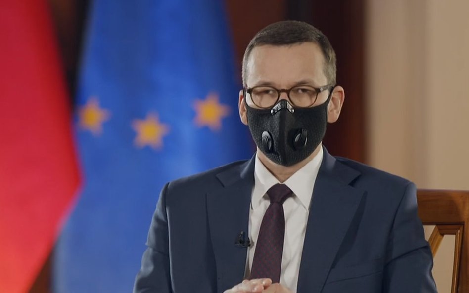 Premier Morawiecki odpowiada na pytania internautów. "Sylwestra odwołacie za pięć dwunasta?"