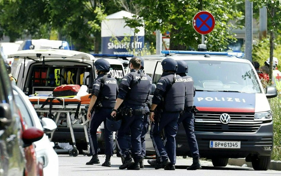 Policjanci na miejscu strzelaniny w Grazu