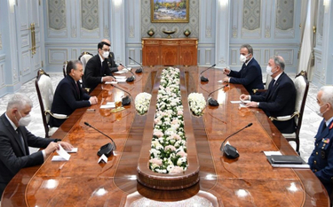 Spotkanie ministra obrony Turcji Hulusiego Akara z prezydentem Uzbekistanu Szawkatem Mirzijojewem