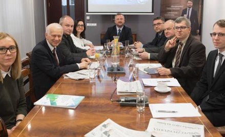 W debacie udział wzięli: Iwona Kasprzak, NFZ, prof. dr hab. med. Wiesław Jędrzejczak, Warszawski Uni