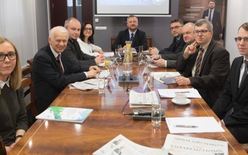 W debacie udział wzięli: Iwona Kasprzak, NFZ, prof. dr hab. med. Wiesław Jędrzejczak, Warszawski Uni