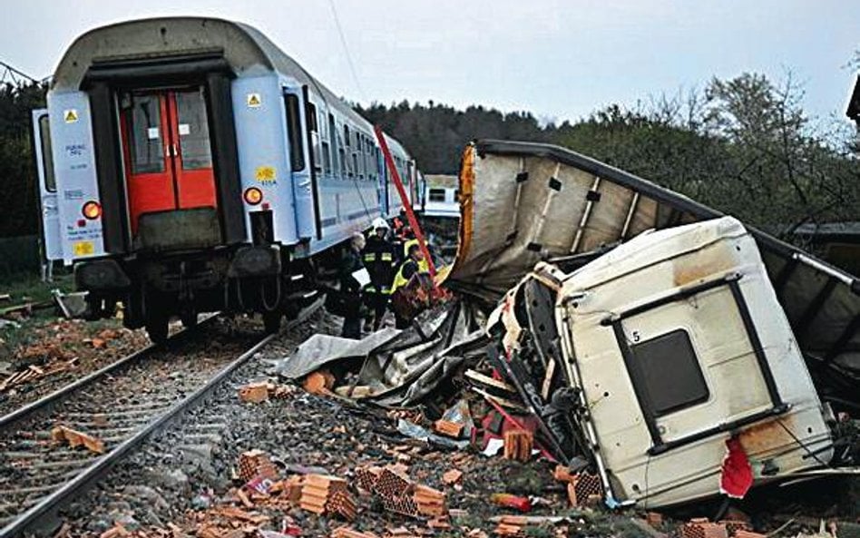 Strażacy wyciągali pasażerów zakleszczonych w wagonach