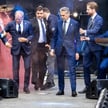 Donald Tusk sprowadzony ze sceny podczas uroczystości. Niebezpieczny incydent