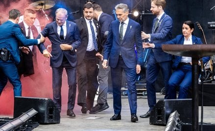 Donald Tusk sprowadzony ze sceny podczas uroczystości. Niebezpieczny incydent