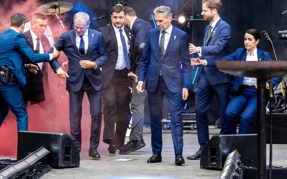 Donald Tusk sprowadzony ze sceny podczas uroczystości. Niebezpieczny incydent