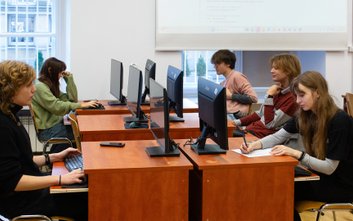 Studenci geoinformatyki na Politechnice Warszawskiej