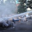 Policyjne polewaczki atakują demonstrantów (ze strony hetq.am)