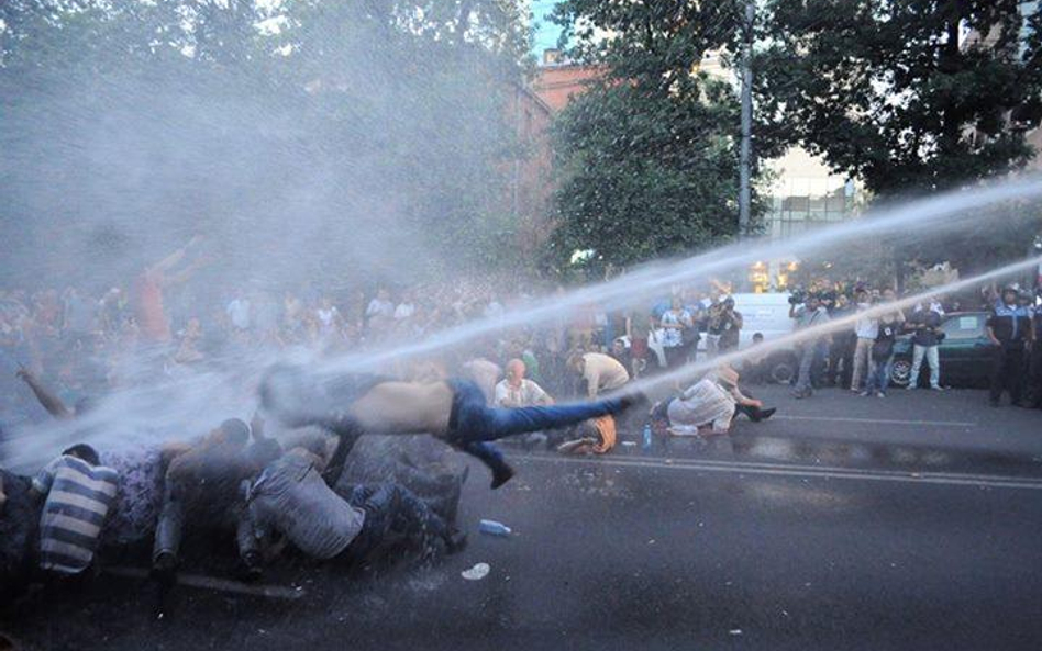 Policyjne polewaczki atakują demonstrantów (ze strony hetq.am)