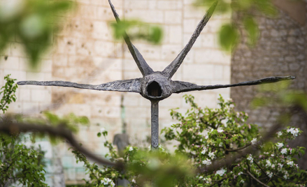 Wawel w renesansowych Ogrodach Królewskich prezentuje rzeźby Magdaleny Abakanowicz