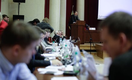 Sąd: rada powiatu nie może głosować korespondencyjnie