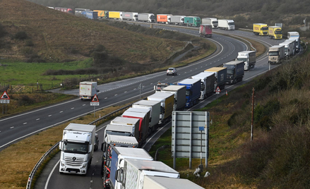 Kolejka ciężarówek do portu w Dover w południowo-wschodniej Anglii, 16 lutego 2022 r.