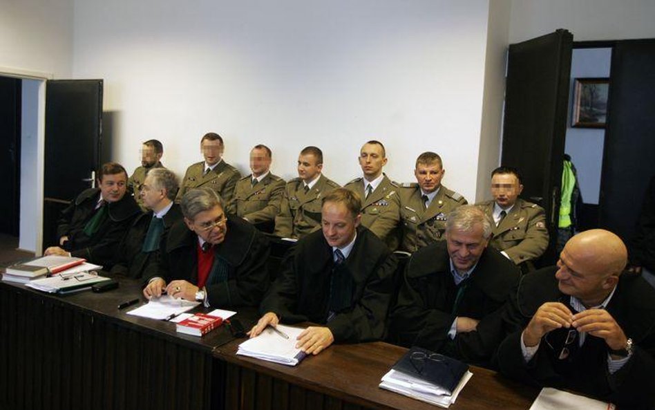 Proces w sprawie ostrzału Nangar Khel - oskarżeni i ich obrońcy.