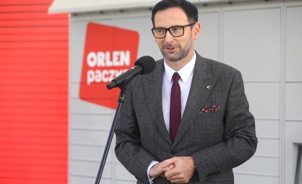 Prezes PKN Orlen Daniel Obajtek na konferencji prasowej dotyczącej rozwoju sieci „Orlen Paczka”