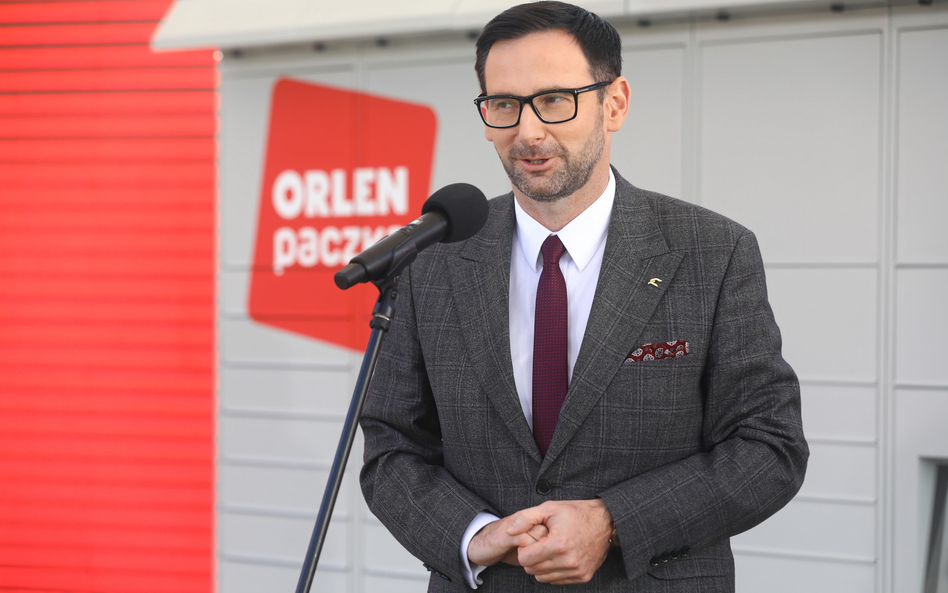 Prezes PKN Orlen Daniel Obajtek na konferencji prasowej dotyczącej rozwoju sieci „Orlen Paczka”