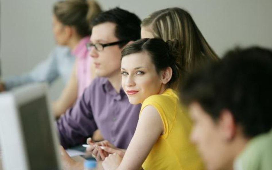 Studentom i absolwentom zależy na rozwoju zawodowym, ale nie kosztem równowagi między pracą i życiem