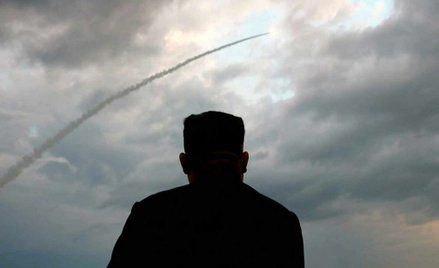 Nowy okręt ma być zdolny do przenoszenia pocisków balistycznych. Na zdjęciu: Kim Dzong Un obserwuje 