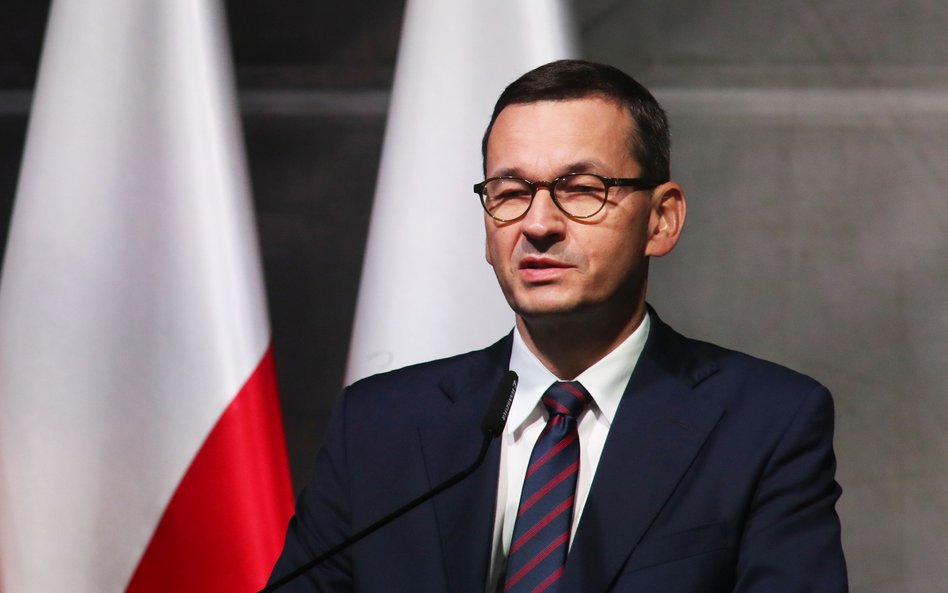 Rząd Mateusza Morawieckiego (na zdjęciu) jest na wojennej ścieżce w dwóch równoległych wojnach, któr