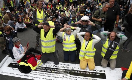 Protest ruchu „żółtych kamizelek” w Paryżu