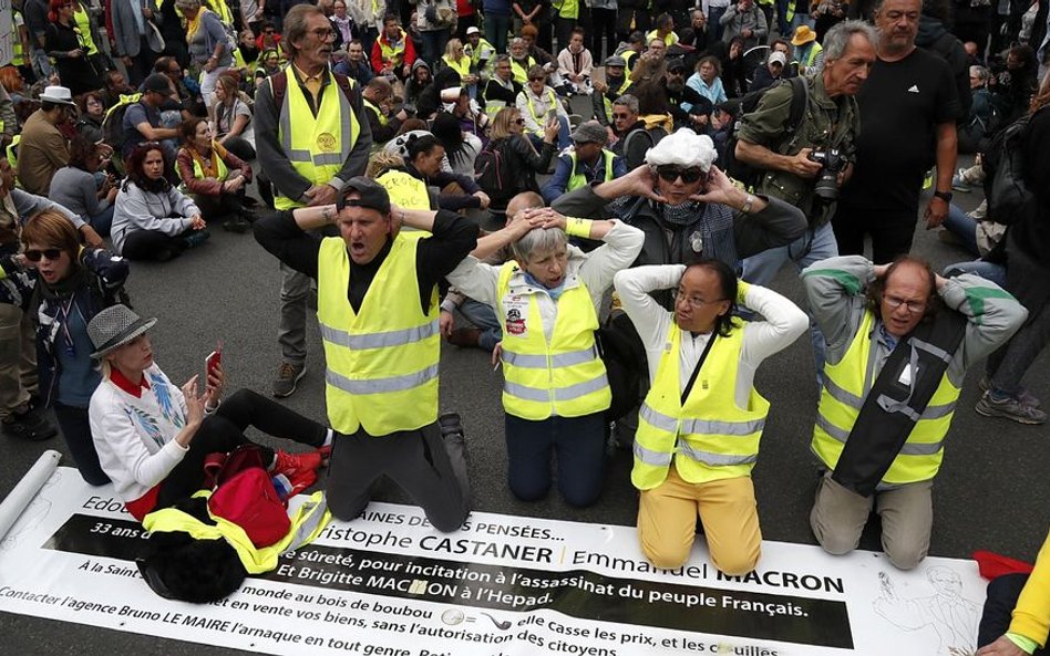 Protest ruchu „żółtych kamizelek” w Paryżu