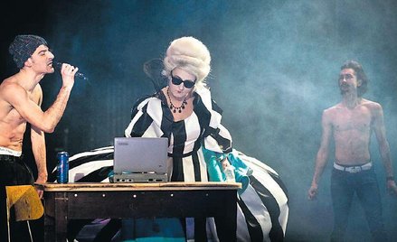"Tęczowa trybuna 2012" Pawła Demirskiego w reżyserii Moniki Strzępki, znakomity spektakl o pogardzie