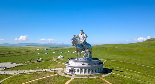 W 2008 r. ukończono monumentalny 40-metrowy pomnik Czyngis-chana. Na głowie konia znajduje się taras
