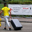 Imigrant zmierzajacy do ośrodka dla osób ubiegających się o azyl w dzielnicy Reinickendorf w Berlini